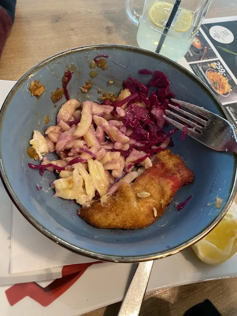 Linda Valeriánová_XXXLutz restaurace_Černý Most_review