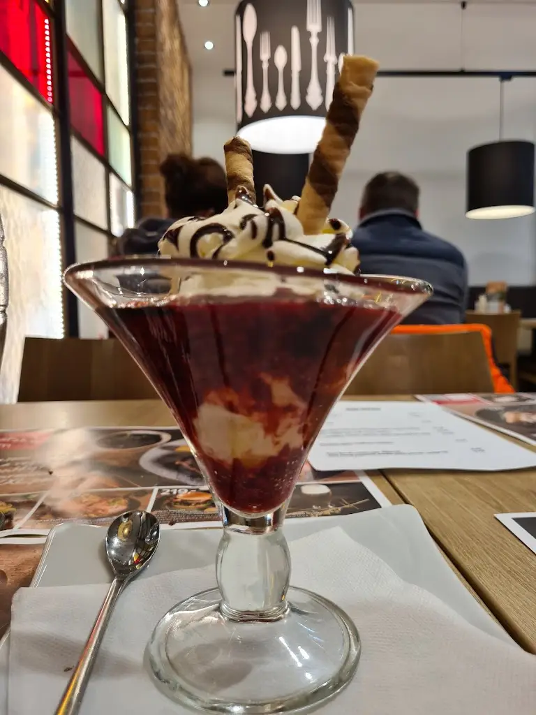 Daniel Matěna_XXXLutz restaurace_Černý Most_review