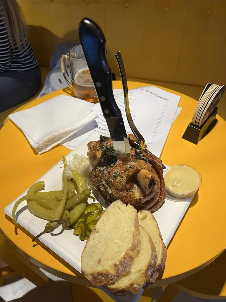 Petr Pešula_Bistro Plechárna_Černý Most_review