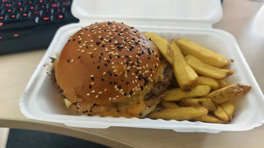 David Krusina_Centrum Černý Most- Tom's Burger_Černý Most_review