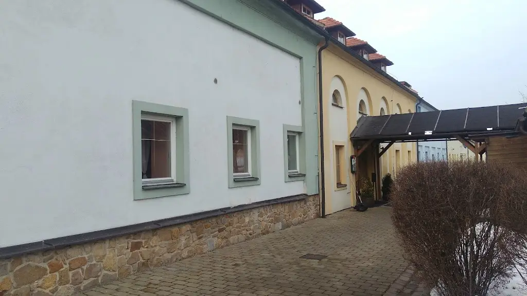 Filip Hruška_Dvůr Čertousy_Horní Počernice_review