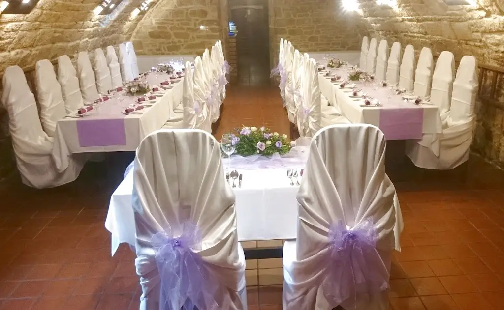 Dvůr Čertousy restaurant in Horní Počernice