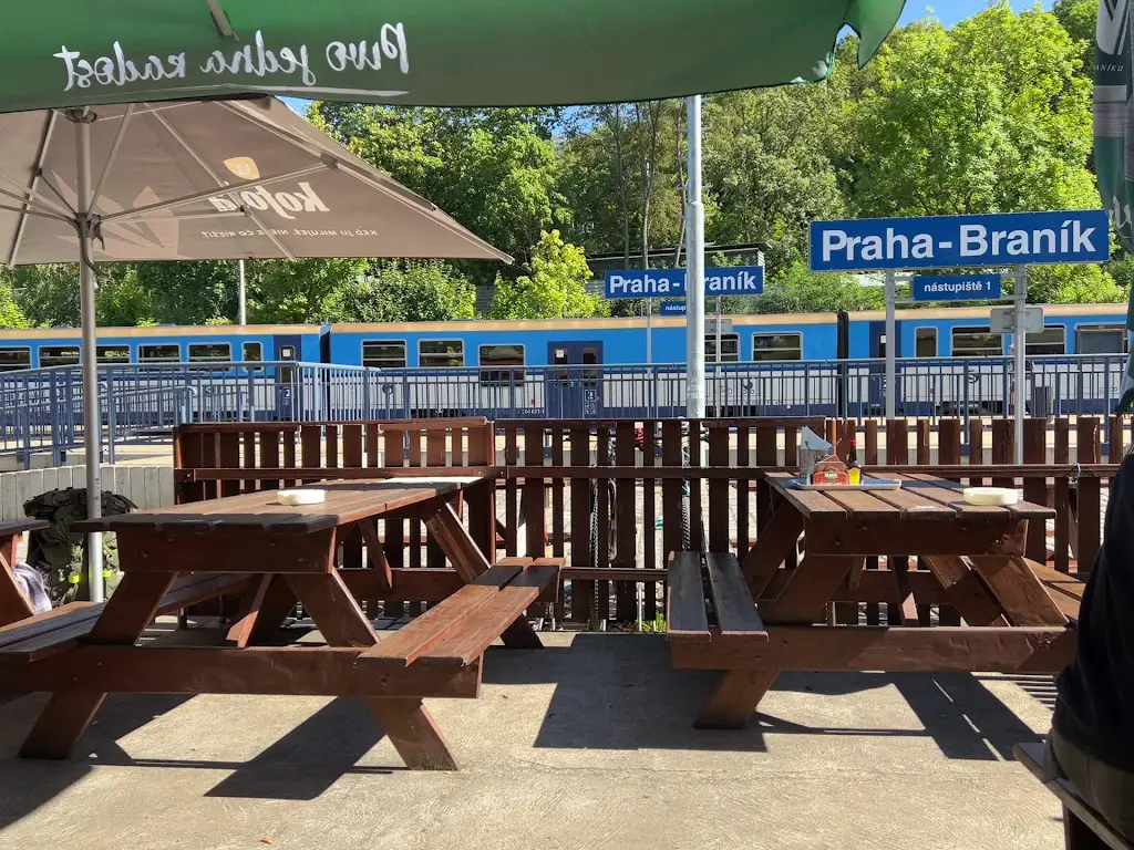 Cirrus Sanofi_Nádražní restaurace Braník_Braník_review