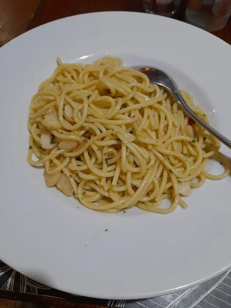 L. Bell_TRVALE UZAVŘENA_Satalice_review