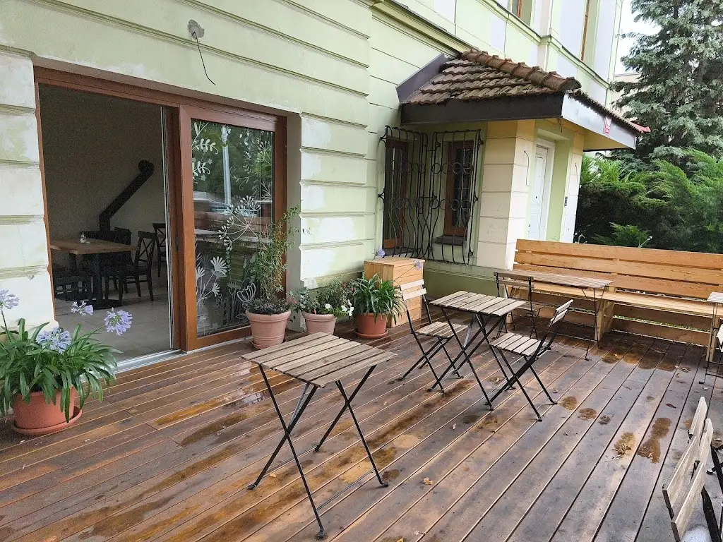 Miroslav Vácha_Café Bistro MOTÝL_Satalice_review