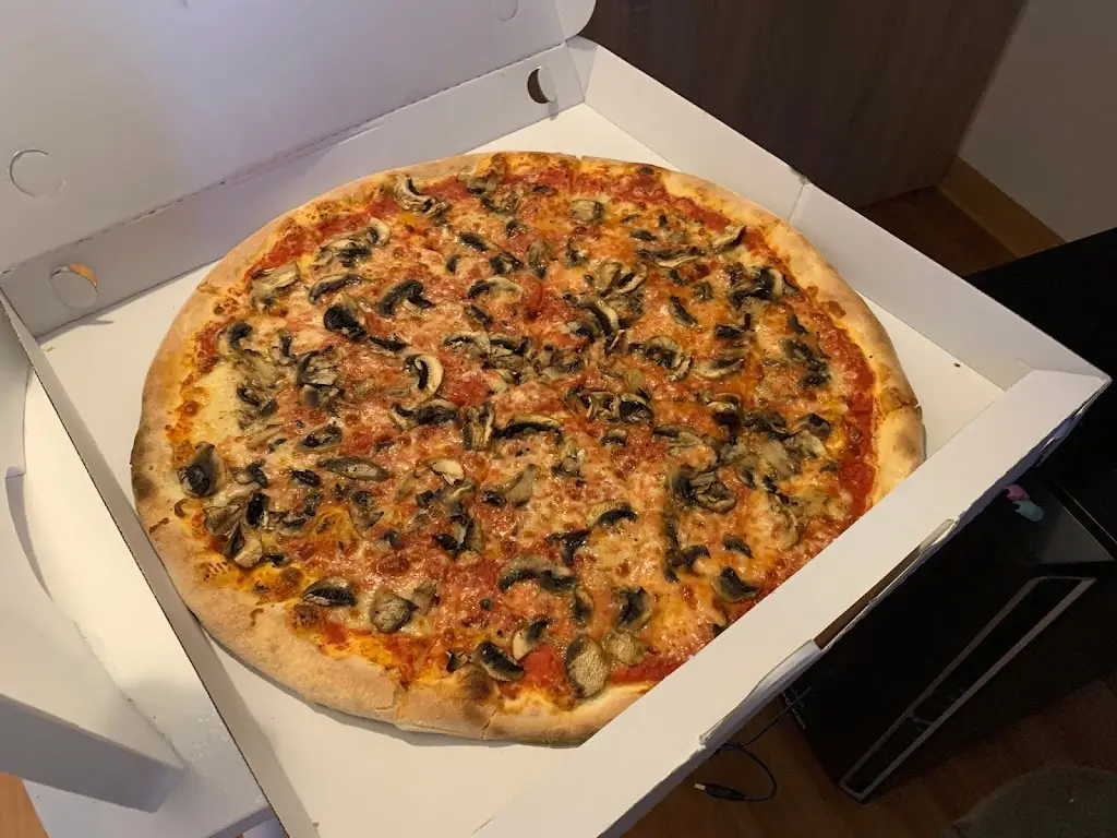 JACKIE CONSTANTINE (REAL POKER)_Pizza Prosek_Prosek_review