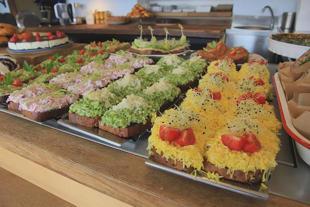 Šťastná koza - Barevný bufet_Beroun_slider_image_3