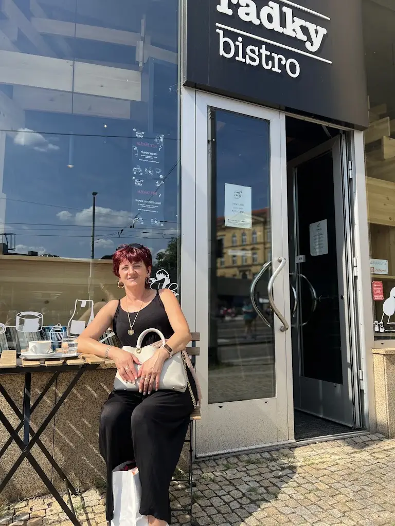 Аня Варцаба_Bistro Mezi řádky - Dopravní podnik hl.m. Prahy_Vysočany_review