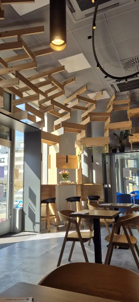 V. Moysidis_Bistro Mezi řádky - Dopravní podnik hl.m. Prahy_Vysočany_review