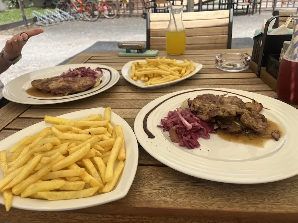 Veronika Vaňáčová_Restaurace u zámku_Březnice_review