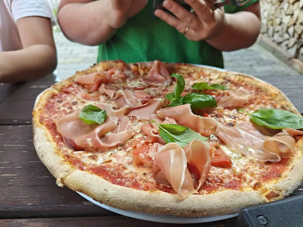 Melvin van Leeuwen_Adelante Pizzeria_Benátky nad Jizerou_recensione