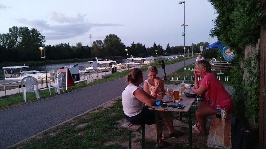 Daniel Kobr_Občerstvení Podkováň_Čelákovice_review