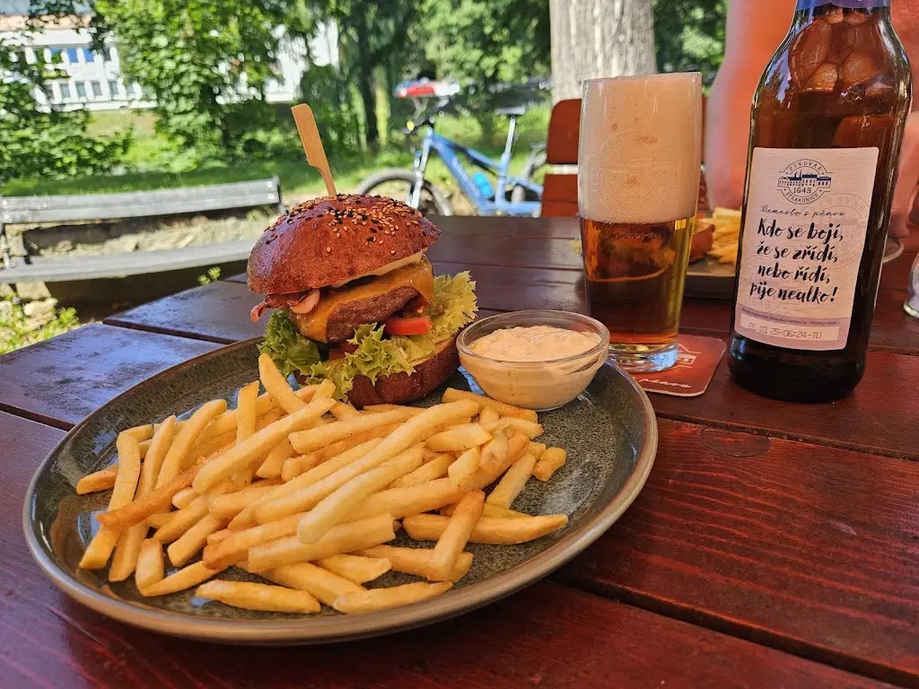 Petr Jasinski_Restaurace Ostrov_Okres Písek_review