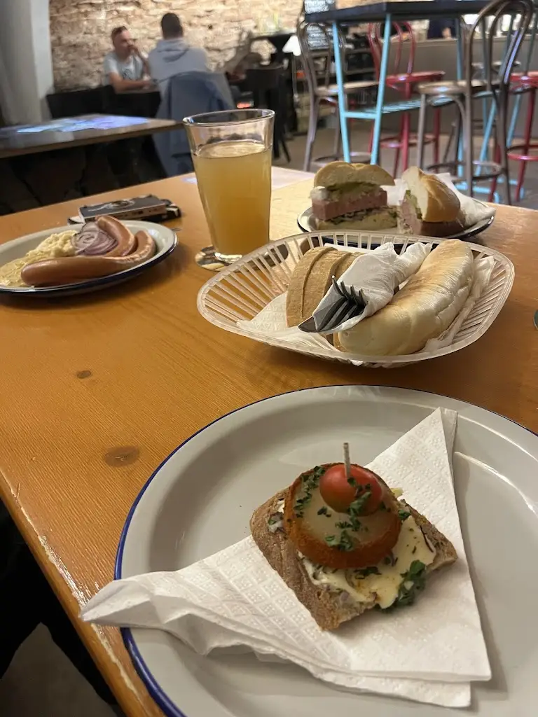 Anna_U věže_Dobřichovice_review