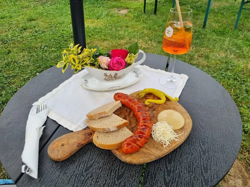 Julie K_Cyklobar Na chvilku_Horní Počaply_review