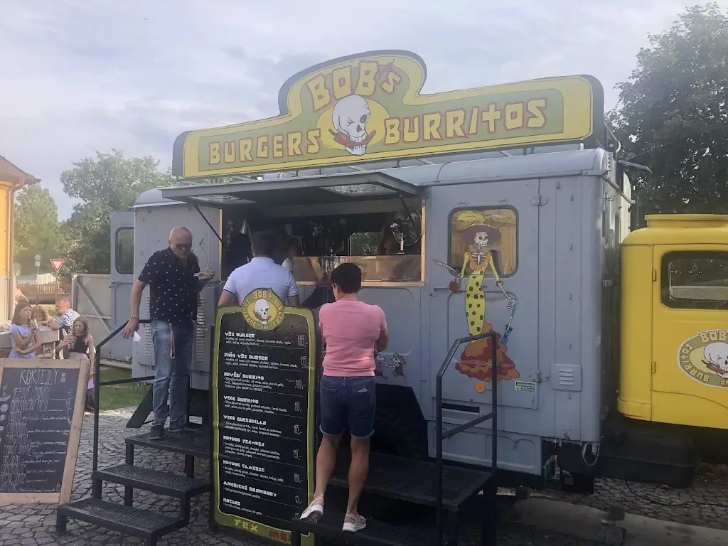 Michal Kral-Serrato_Bob's Burgers & Burritos_Hostomice_review