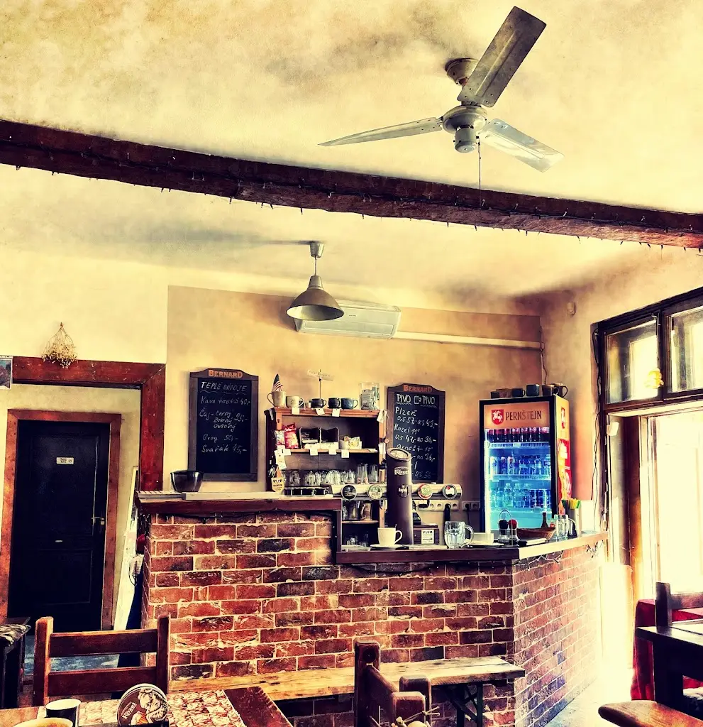 Petr Mach_Hostinec Remagen_Davle_review