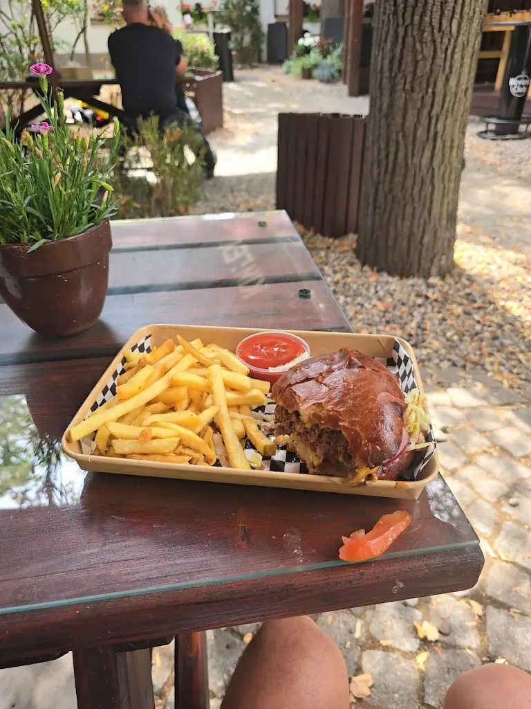 ahmed almohannadi_Street Food Hruška_Dobříš_review