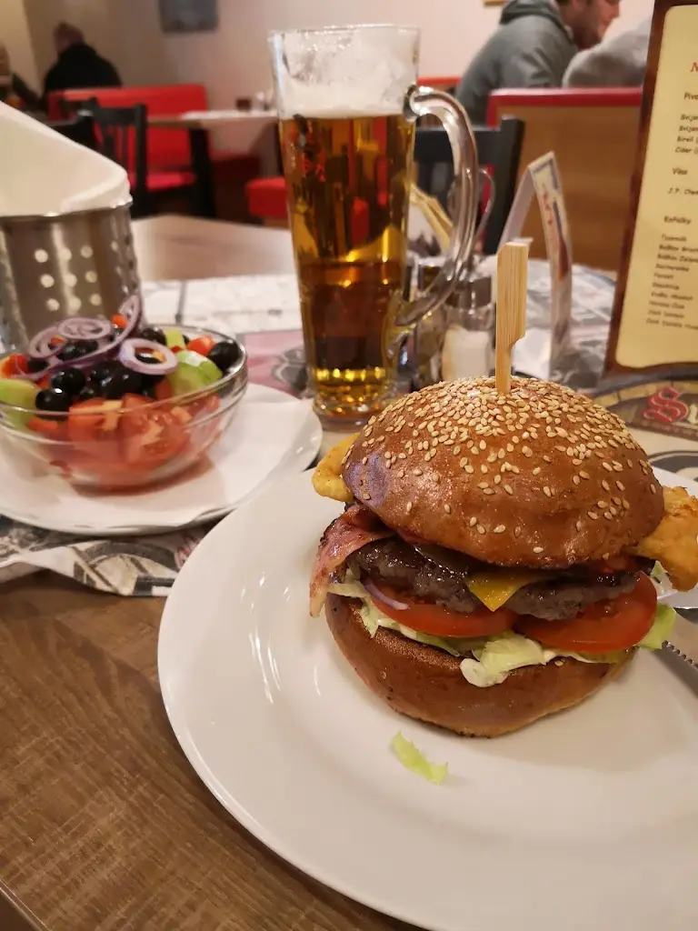 Ákos Szűcs_Columbus burger restaurant_Okres Písek_review
