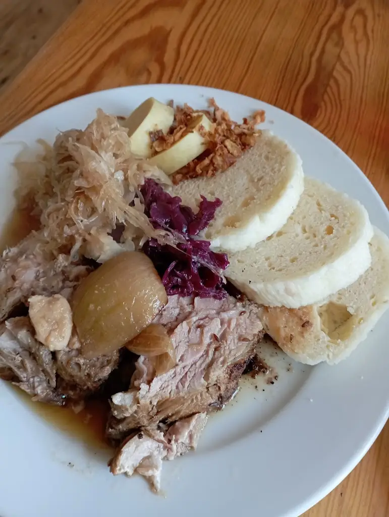 Hana Kaprálová_Hostinec u Antošů_Jirny_review