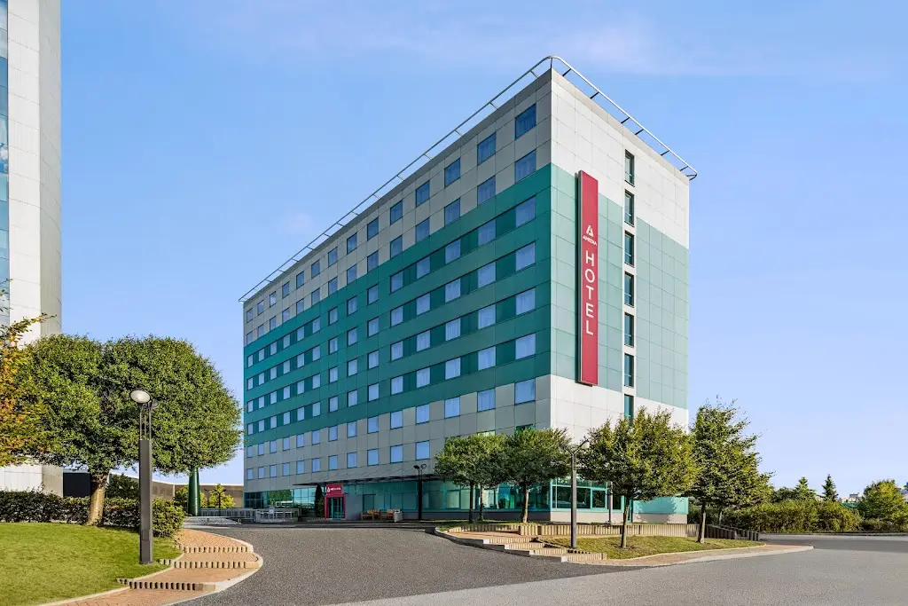 Amedia Express Prague Trademark Collection by Wyndham restaurant in Dolní Břežany