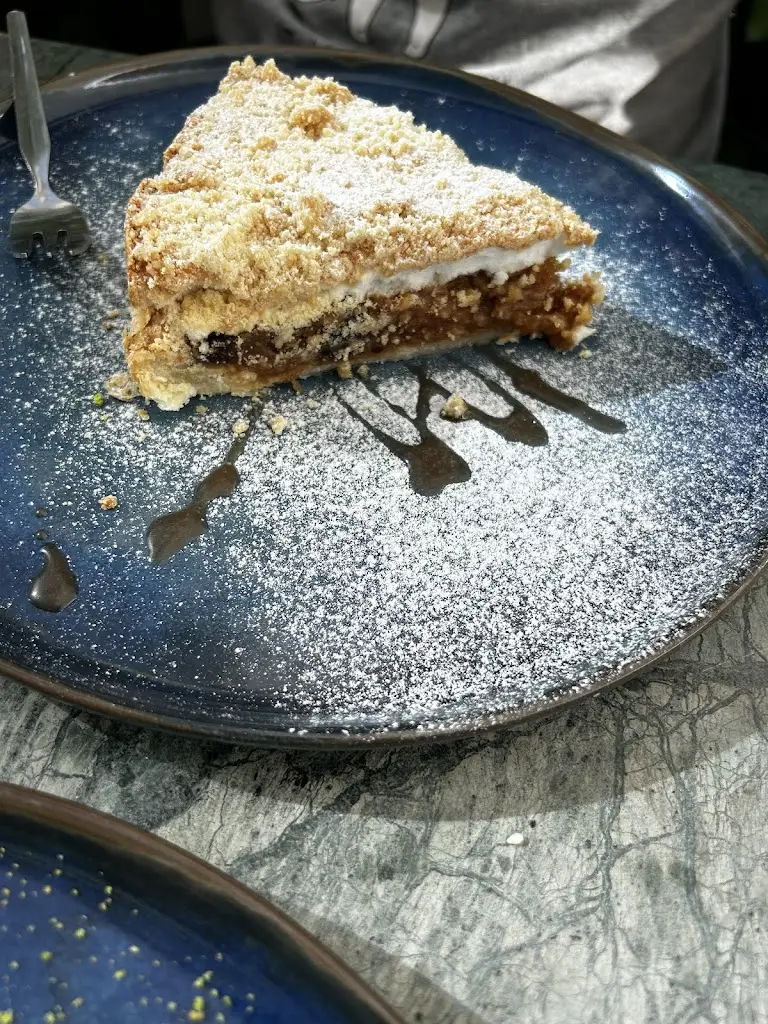 Isabel Cunha_Farm Table_Klecany_review