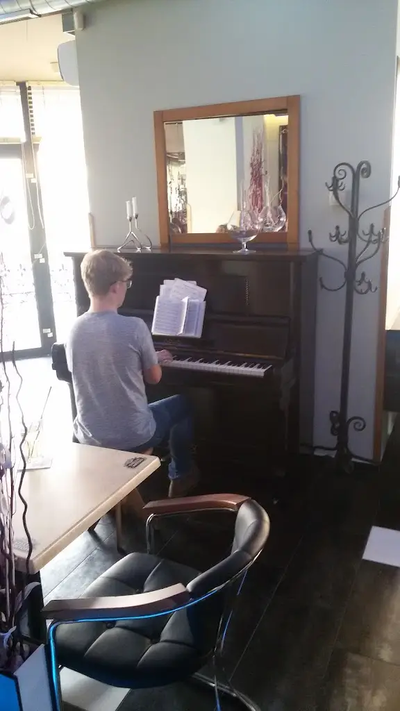 Matej Hora_SHOCK BAR_Kladno_review