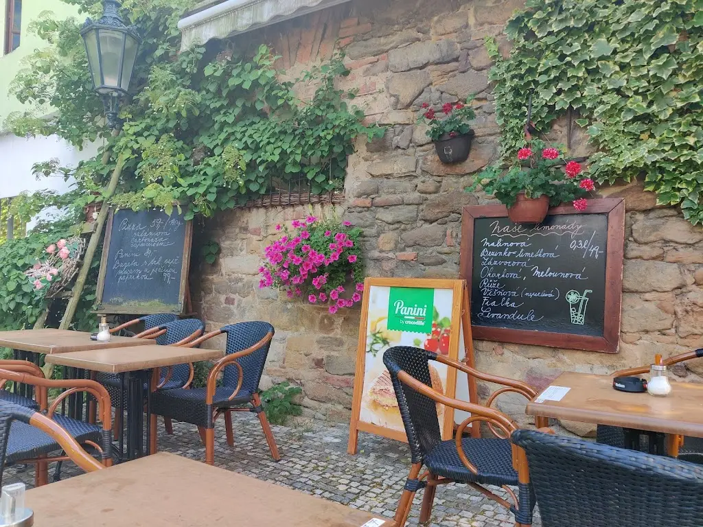 Kavárna Modré dveře restaurant in Kostelec nad Černými Lesy