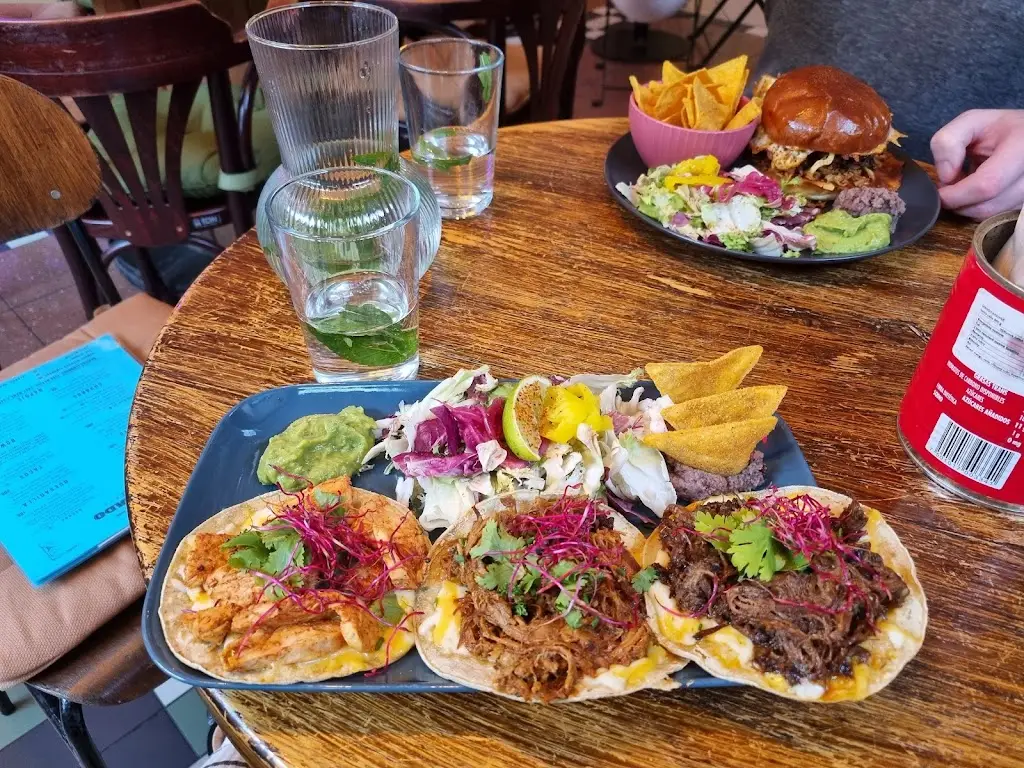 Silvia Szakalova_Mercado de Mexico_Okres Tábor_review