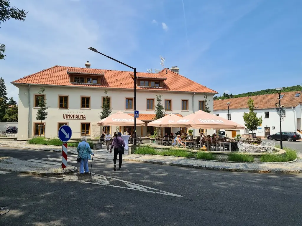 Hvf Dackel Queeny & Clara_Restaurace Vinopalna_Nelahozeves_review