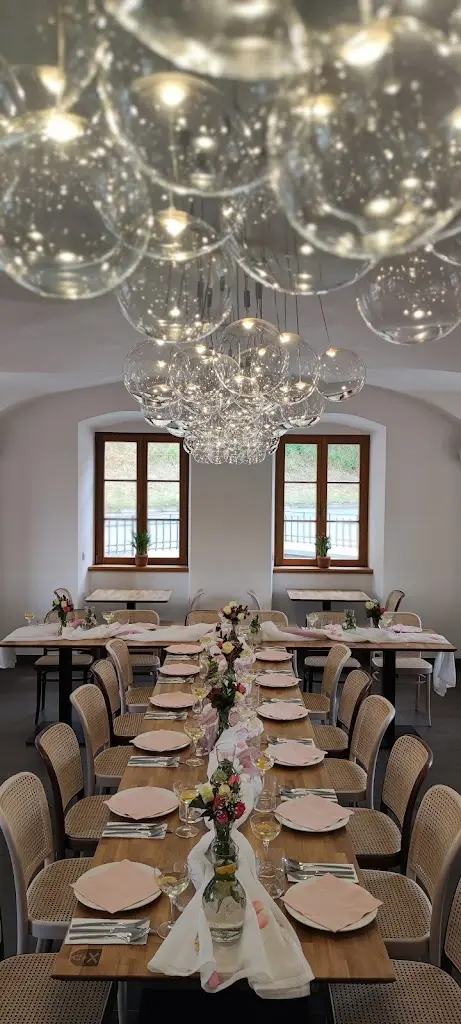 Restaurace Vinopalna restaurant in Nelahozeves