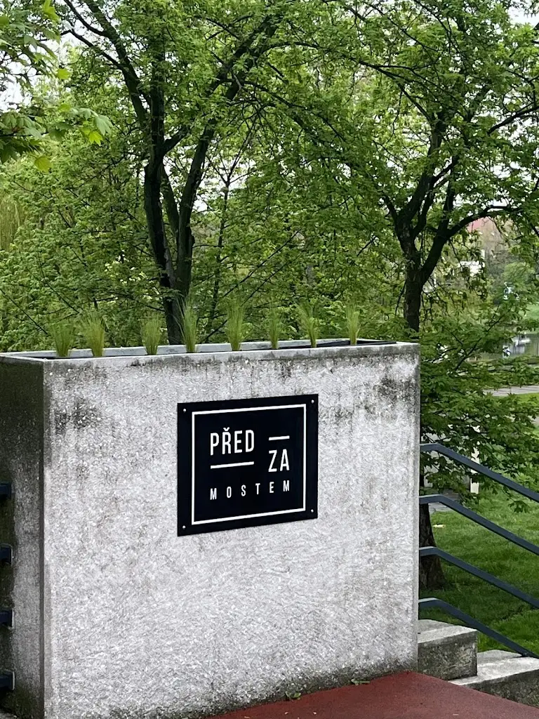 Carmina Ioia_Před - Za mostem_Kralupy nad Vltavou_review