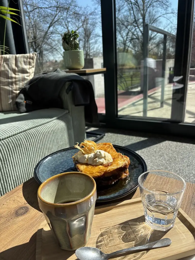 Jan Nyeki_Před - Za mostem_Kralupy nad Vltavou_review