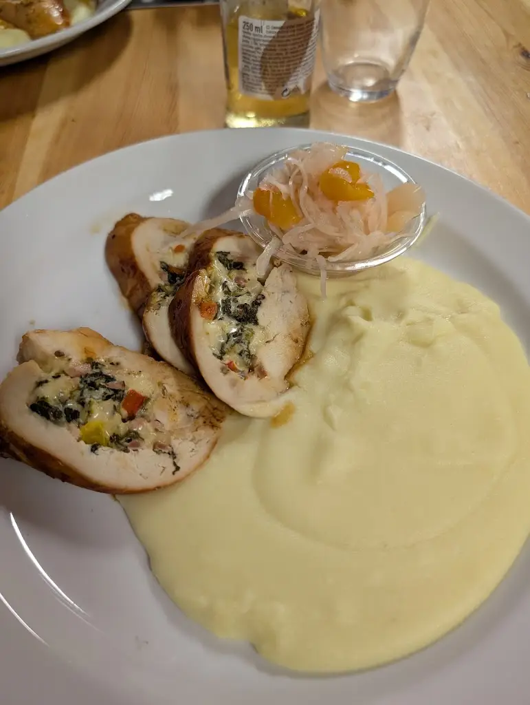 Lena Hambi_Caravan club restaurace_Neveklov_review