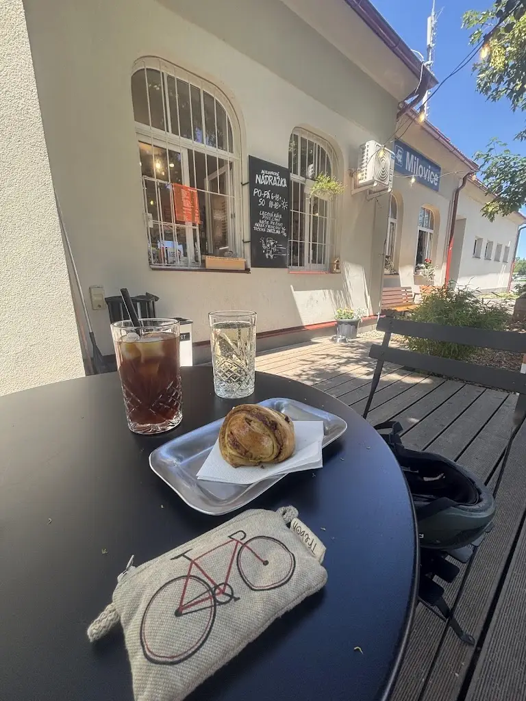 Jan Pakosta_Milovická Nádražka_Milovice_review