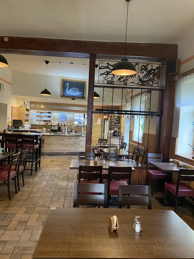 U Bílé labutě restaurant in Milovice