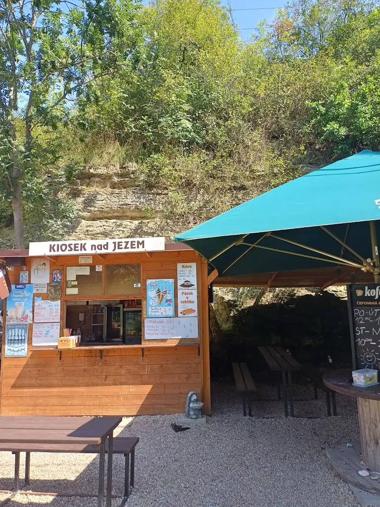 Jirka Gore_Kiosek nad jezem_Mnichovo Hradiště_review