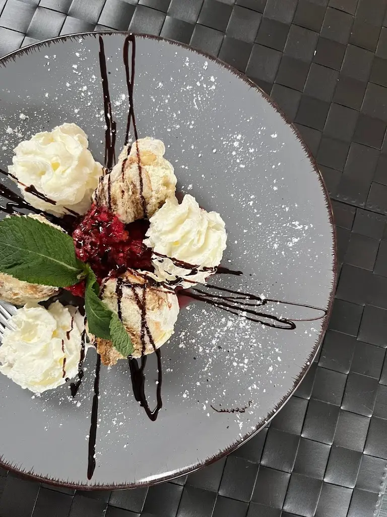 Andrea Hendrychova_Monaco Complex_Okres Rakovník_review