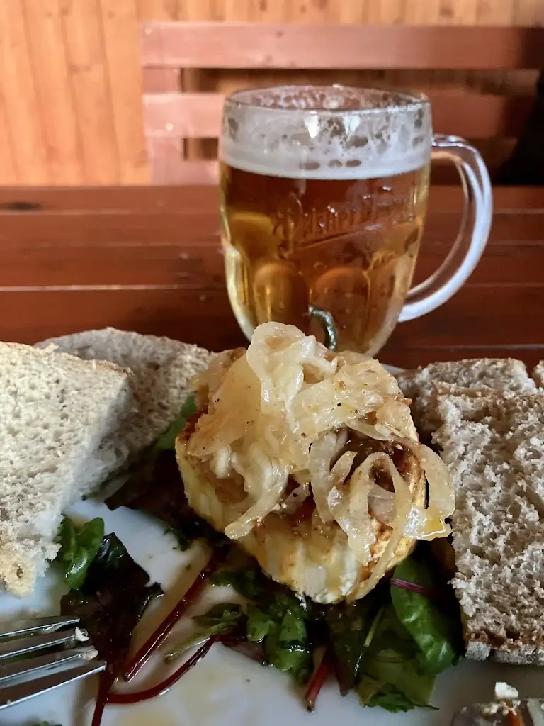 Zbyněk Kocur_Občerstvení U Hastrmana_Řež_review