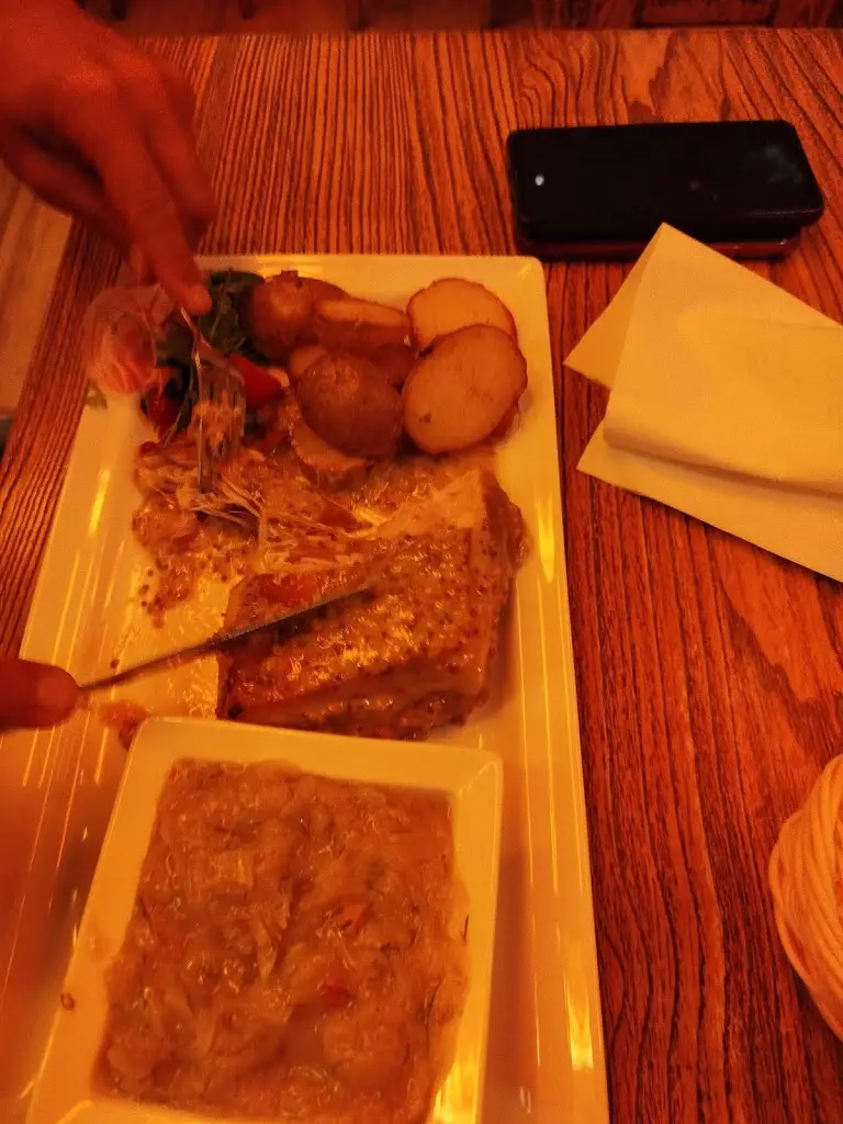 Iza Ratajczak_Restauracja & Pizzeria przy Kominku_Psáry_review