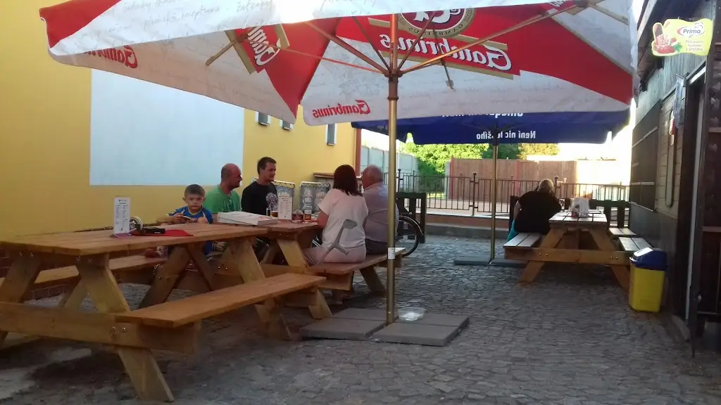 Roman Marcin_Občerstvení U Podchodu_Pečky_review