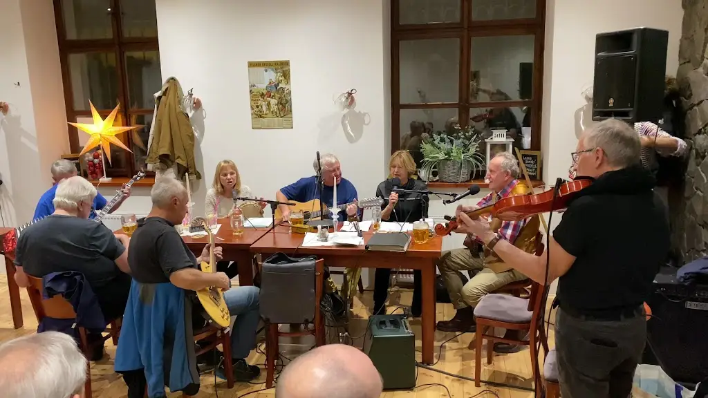 Michael Winn_Hostinec v Holi_Průhonice_review