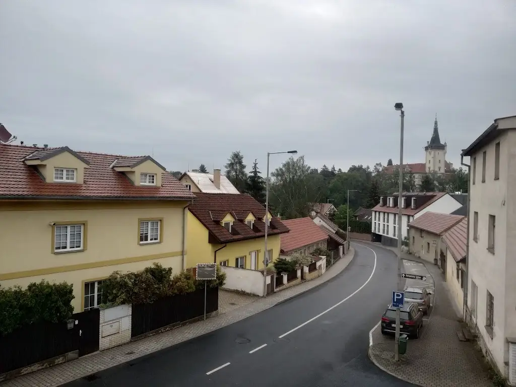 Marek Stolárik_Hostinec v Holi_Průhonice_review