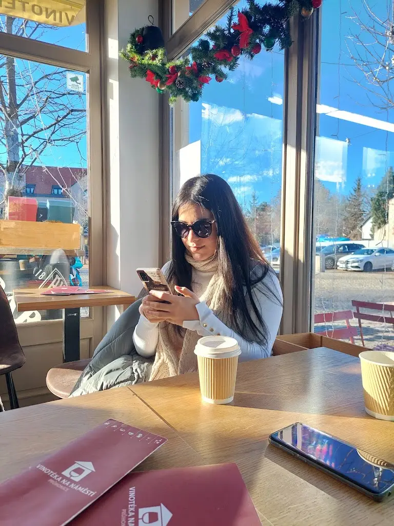 Jafar Shhade_Vinotéka na náměstí_Průhonice_review