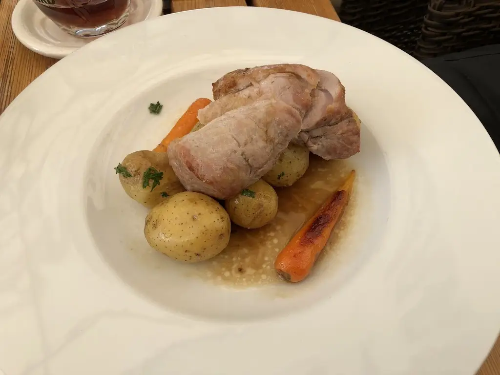 Peter_Čestlická Veranda_Průhonice_review