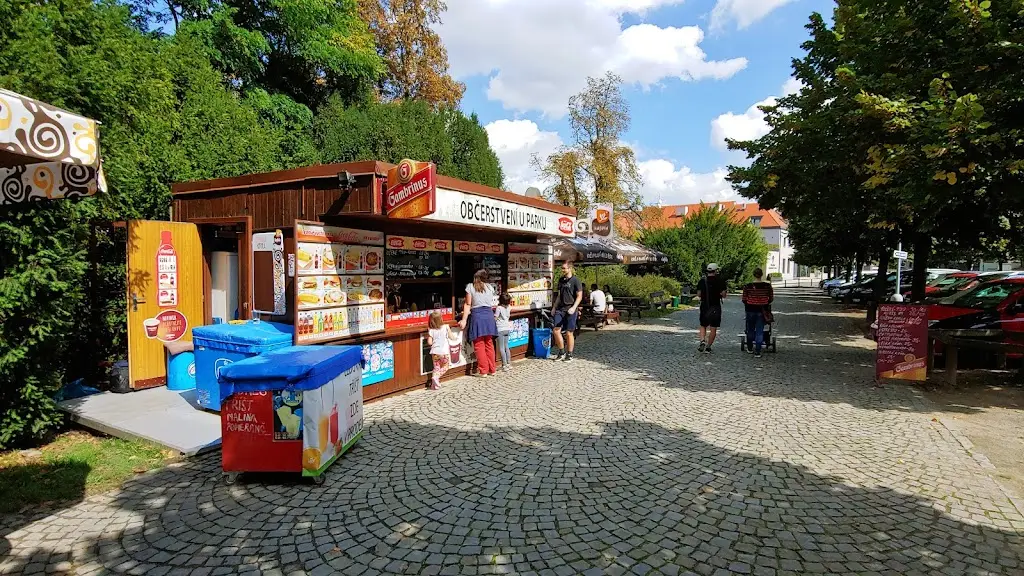 Občerstvení u hlavního vstupu u zámku ristorante a Průhonice