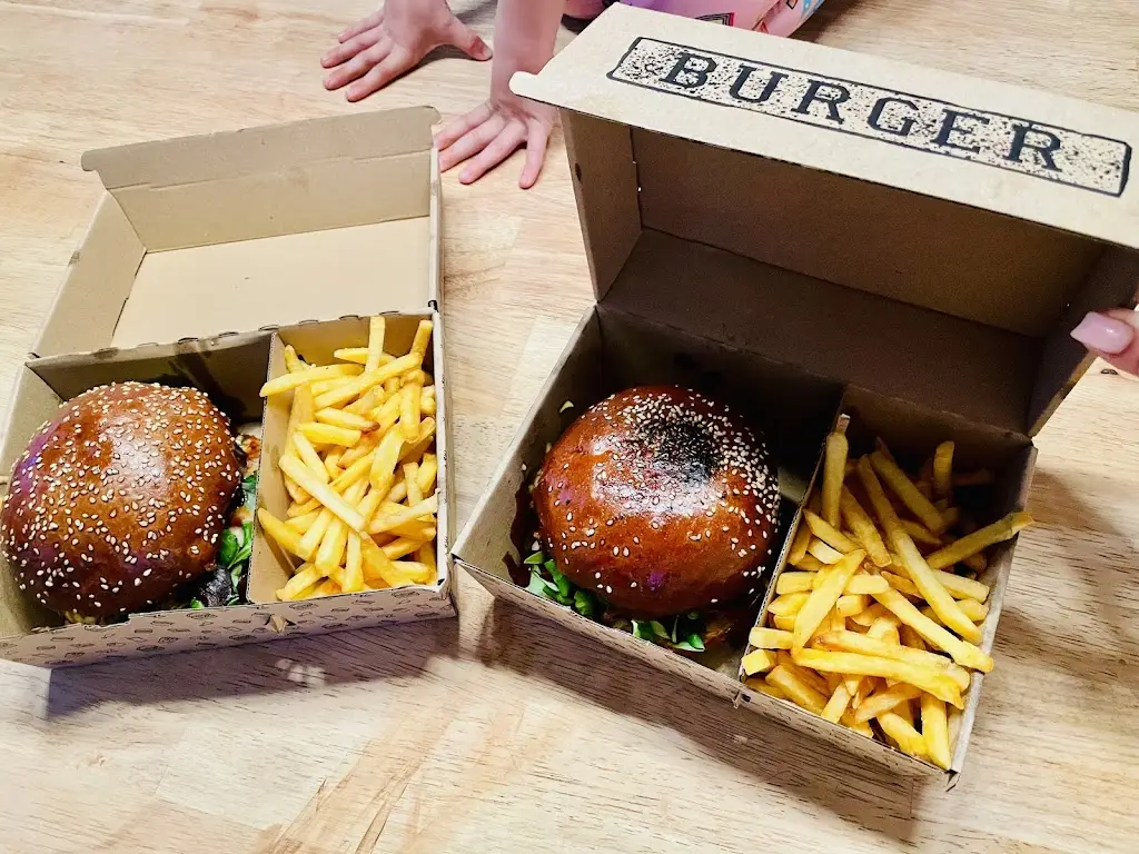 Zuzka Kušová_Občerstvení u Helen_Tišice_review