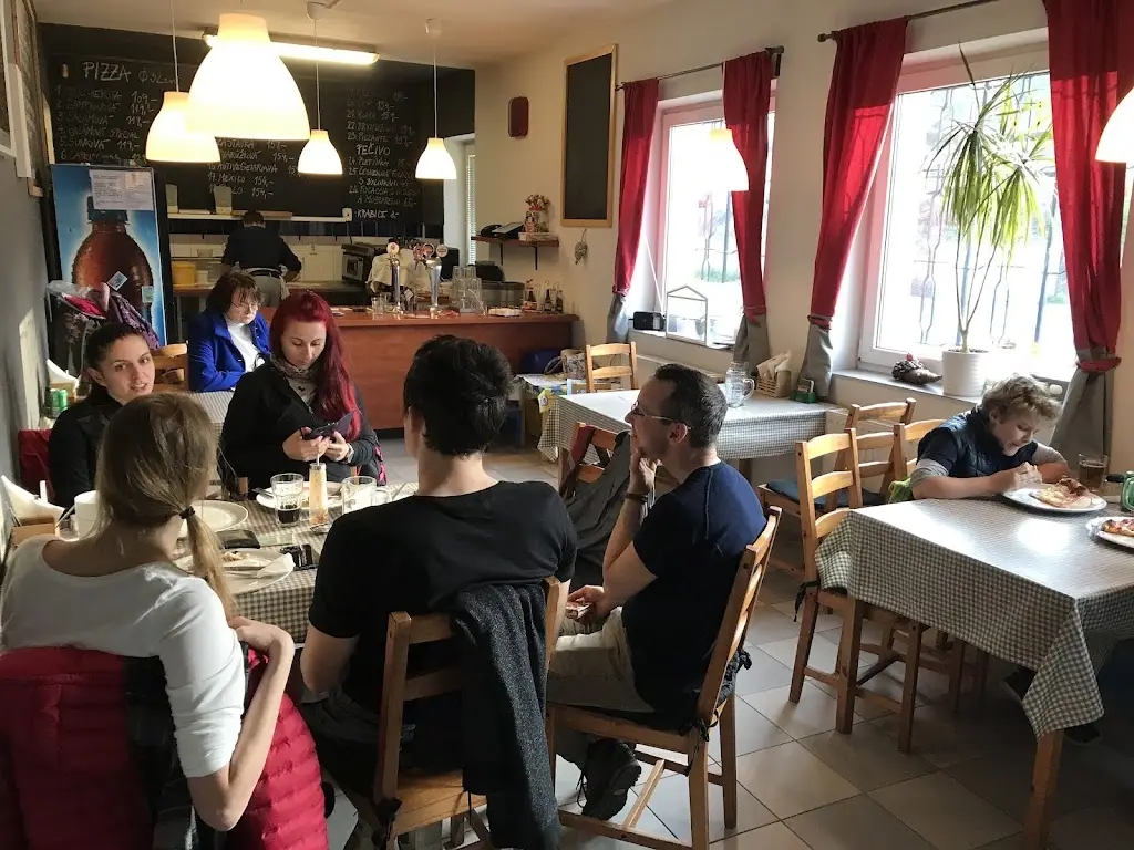 Yaros Loginov_PIZZA NA ZASTÁVCE_Štěchovice_review