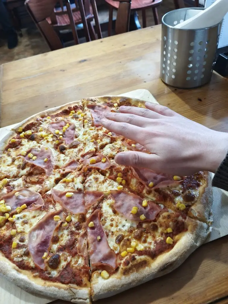 Zhangbin Wu_Restaurace - Pizzerie u Broučka Suchdol_Suchdol_review