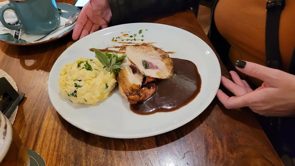 Jaroslav Simecek_Ježkova Bašta_Tuchlovice_review